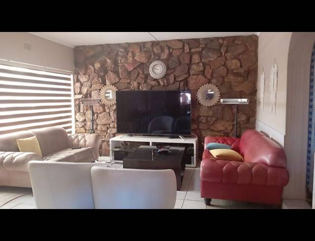 3 BEDROOM PROPERTY TO RENT IN FLORIDA LAKE
